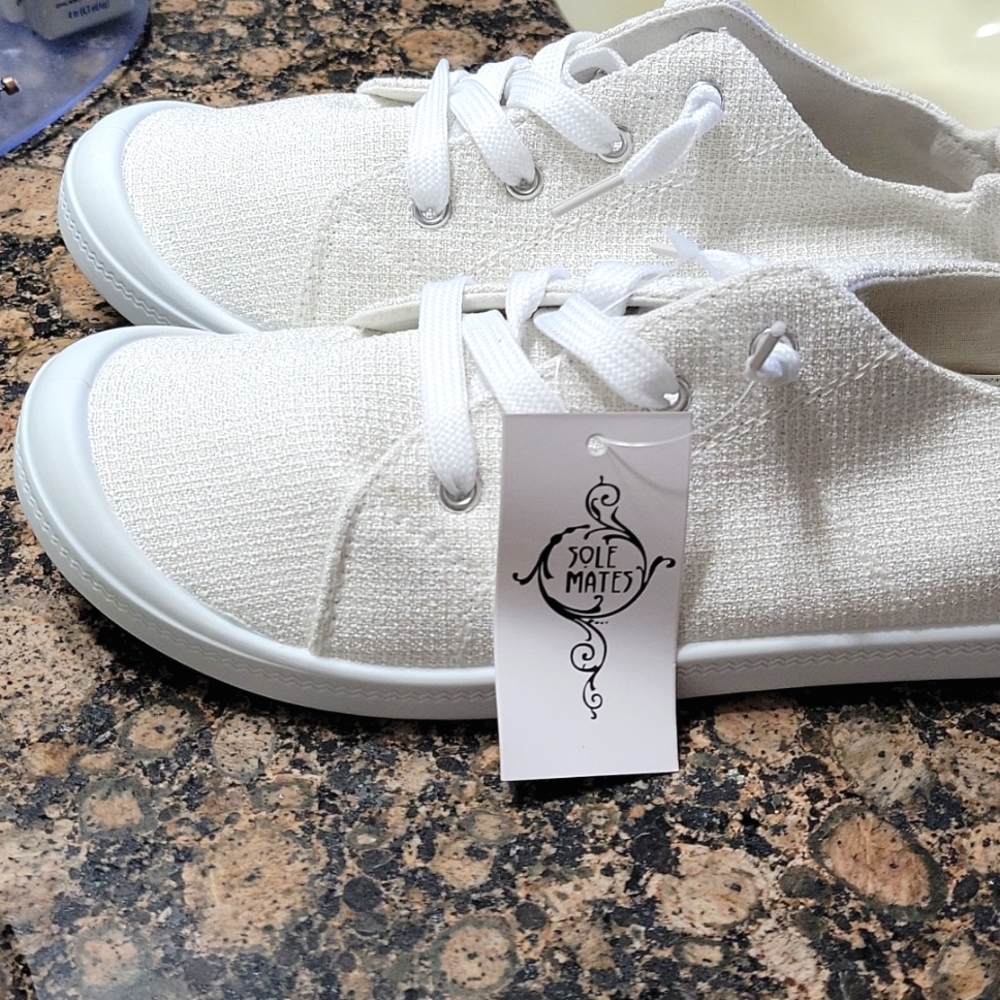 Perfect white slip ons, NWT🎊🎉🤍🤍 - Picture 4 of 8